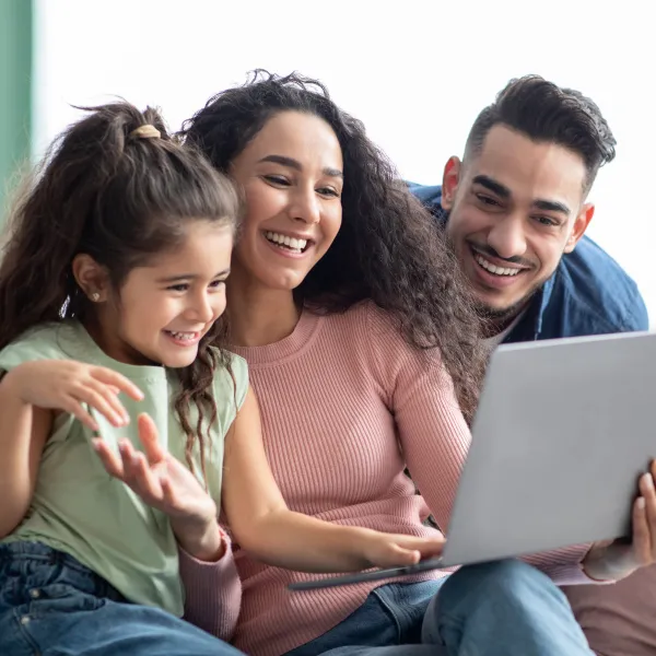 Padre, madre e hija mirando un ordenador